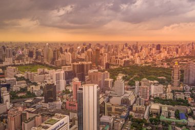 Bangkok 'ta yağmur bulutları ve yağmur bulutları. Çekim yeri: Bangkok, Tayland