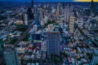 Bangkok 'ta yağmur bulutları ve yağmur bulutları. Çekim yeri: Bangkok, Tayland