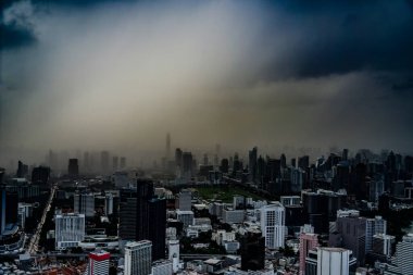 Bangkok 'ta yağmur bulutları ve yağmur bulutları. Çekim yeri: Bangkok, Tayland