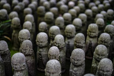 Birçok Jizos resmi. Çekim yeri: Kamakura Şehri, Kanagawa Bölgesi