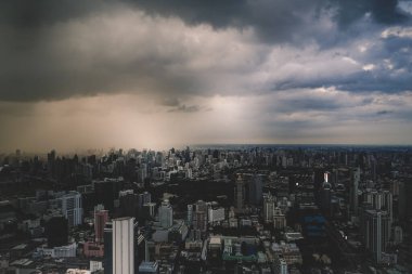 Bangkok 'ta yağmur bulutları ve yağmur bulutları. Çekim yeri: Bangkok, Tayland