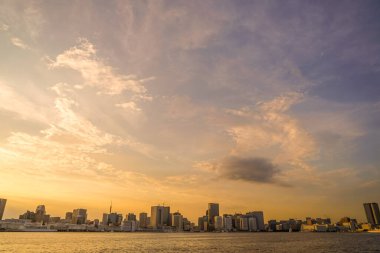 Tokyo Körfezi 'nden şehir manzarası ve akşam manzarası. Çekim yeri: Minato-ku, Tokyo