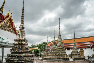 Wat Po Tapınağı 'nın dini tesisleri. Çekim yeri: Bangkok, Tayland