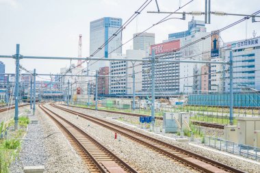 Yüksek katlı geçitin yolu. Çekim yeri: Minato-ku, Tokyo