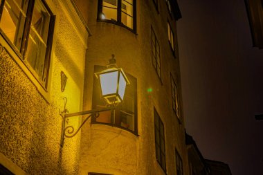 Gumla Tan Eski Kasabası 'nın gece manzarası. Çekim yeri: İsveç, Stockholm