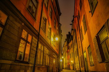 Gumla Tan Eski Kasabası 'nın gece manzarası. Çekim yeri: İsveç, Stockholm