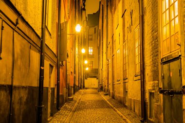 Gumla Tan Eski Kasabası 'nın gece manzarası. Çekim yeri: İsveç, Stockholm