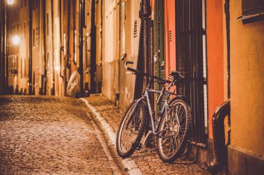 Gumla Tan Eski Kasabası 'nın gece manzarası. Çekim yeri: İsveç, Stockholm