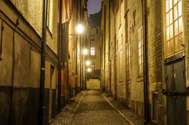 Gumla Tan Eski Kasabası 'nın gece manzarası. Çekim yeri: İsveç, Stockholm