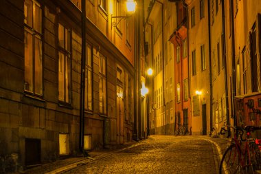 Gumla Tan Eski Kasabası 'nın gece manzarası. Çekim yeri: İsveç, Stockholm