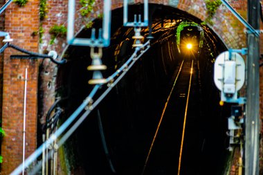 Power dong (kutup tapınağı tüneli) ve Enoshima Electric Railway. Çekim yeri: Kamakura Şehri, Kanagawa Bölgesi