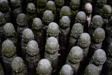 Birçok Jizos resmi. Çekim yeri: Kamakura Şehri, Kanagawa Bölgesi