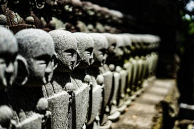 Birçok Jizos resmi. Çekim yeri: Kamakura Şehri, Kanagawa Bölgesi