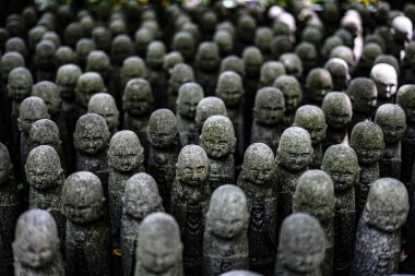 Birçok Jizos resmi. Çekim yeri: Kamakura Şehri, Kanagawa Bölgesi
