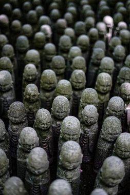 Birçok Jizos resmi. Çekim yeri: Kamakura Şehri, Kanagawa Bölgesi