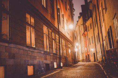 Gumla Tan Eski Kasabası 'nın gece manzarası. Çekim yeri: İsveç, Stockholm