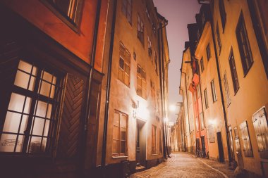 Gumla Tan Eski Kasabası 'nın gece manzarası. Çekim yeri: İsveç, Stockholm