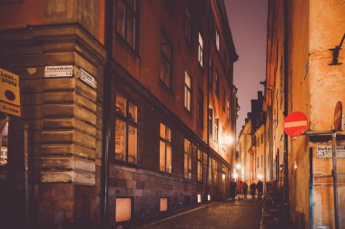 Gumla Tan Eski Kasabası 'nın gece manzarası. Çekim yeri: İsveç, Stockholm