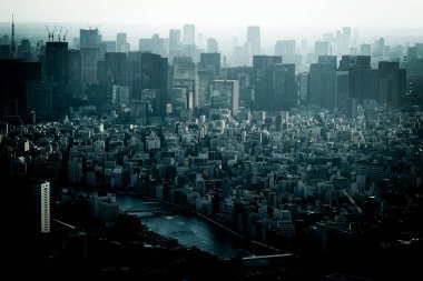 Tokyo 'nun merkezinde bir inşaat grubu. Çekim yeri: Chuo-ku, Tokyo