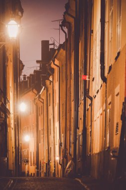 Gumla Tan Eski Kasabası 'nın gece manzarası. Çekim yeri: İsveç, Stockholm