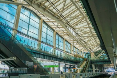 Takawa Gateway İstasyonu Platformu. Çekim yeri: Minato-ku, Tokyo