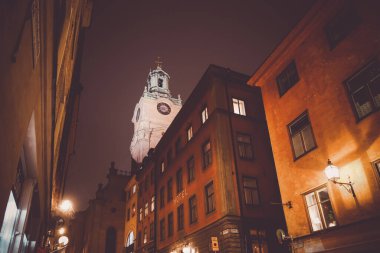 Gumla Tan Eski Kasabası 'nın gece manzarası. Çekim yeri: İsveç, Stockholm