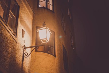 Gumla Tan Eski Kasabası 'nın gece manzarası. Çekim yeri: İsveç, Stockholm