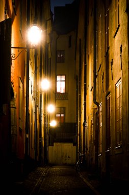 Gumla Tan Eski Kasabası 'nın gece manzarası. Çekim yeri: İsveç, Stockholm