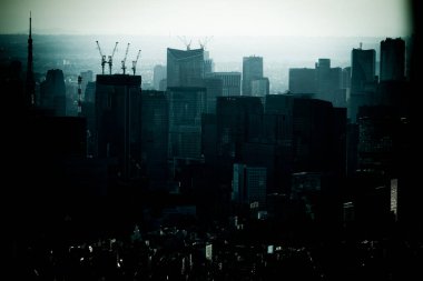 Tokyo 'nun merkezinde bir inşaat grubu. Çekim yeri: Chuo-ku, Tokyo