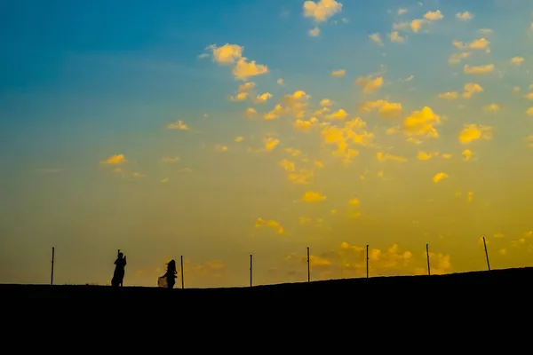 Silhouet Van Schemering Mensen Arabische Woestijn Schietplaats Dubai — Stockfoto