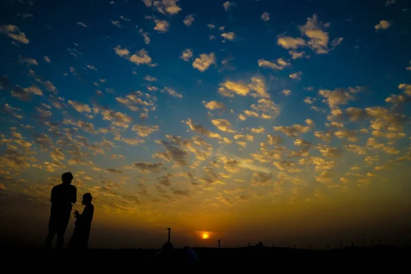Silhouette Der Abenddämmerung Und Menschen Der Arabischen Wüste Drehort Dubai — Stockfoto