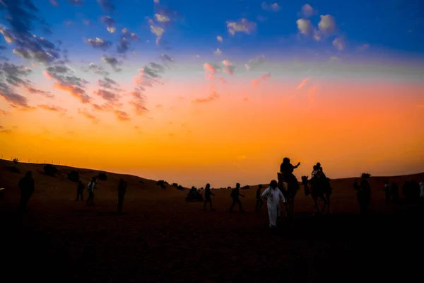 Silhouette Crepuscolo Persone Nel Deserto Arabo Luogo Delle Riprese Dubai — Foto Stock