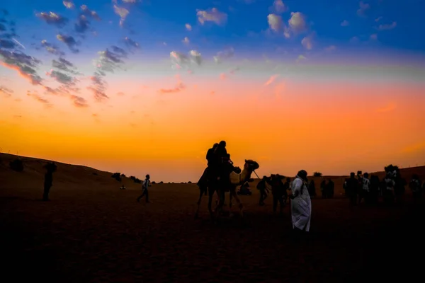 黄昏的轮廓和阿拉伯沙漠中的人 射击地点 — 图库照片