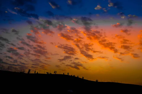 Silhouette Crépuscule Des Gens Dans Désert Arabe Lieu Tournage Dubaï — Photo