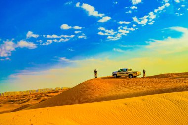 Arap çölü ve Land Cruiser. Çekim Konumu: Dubai