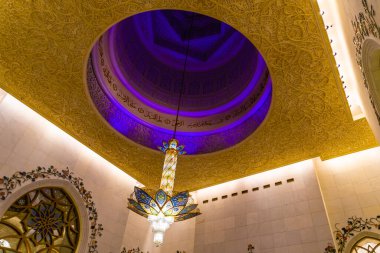 Büyük Cami 'nin İçini Sarsıyor. Çekim Konumu: Abdabi