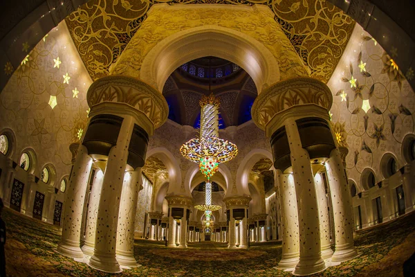 ショッキングIdグランドモスクのインテリア 撮影場所 アブダビ — ストック写真