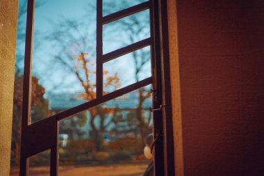 Bahçe retro pencereden görünüyor. Çekim yeri: Toshima Ward, Tokyo