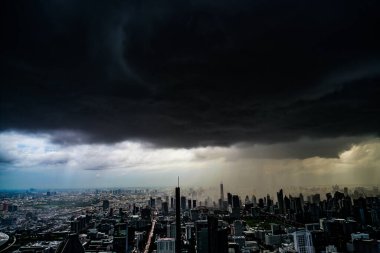Bulutlu gökyüzü ve Bangkok şehri (Tayland). Çekim yeri: Bangkok, Tayland