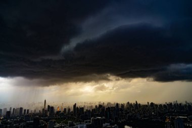 Bulutlu gökyüzü ve Bangkok şehri (Tayland). Çekim yeri: Bangkok, Tayland
