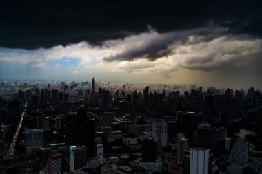 Bulutlu gökyüzü ve Bangkok şehri (Tayland). Çekim yeri: Bangkok, Tayland