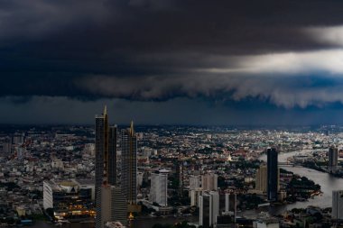 Bulutlu gökyüzü ve Bangkok şehri (Tayland). Çekim yeri: Bangkok, Tayland