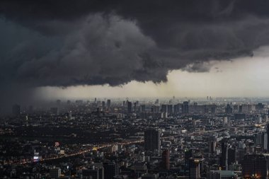 Bulutlu gökyüzü ve Bangkok şehri (Tayland). Çekim yeri: Bangkok, Tayland