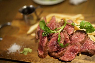 Kalın ve lüks bir et. Çekim yeri: Sendai, Miyagi Bölgesi