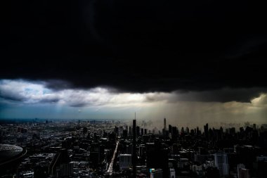 Bulutlu gökyüzü ve Bangkok şehri (Tayland). Çekim yeri: Bangkok, Tayland