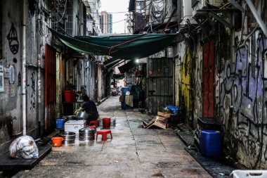 Hong Kong şehrinin arka sokağında. Çekim yeri: Hong Kong Özel Yönetim Bölgesi