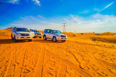 Arap çölü ve Land Cruiser. Çekim Konumu: Dubai