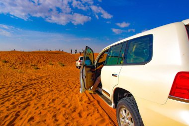 Arap çölü ve Land Cruiser. Çekim Konumu: Dubai