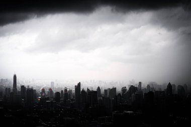 Bulutlu gökyüzü ve Bangkok şehri (Tayland). Çekim yeri: Bangkok, Tayland