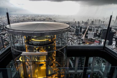 Bulutlu gökyüzü ve Bangkok şehri (Tayland). Çekim yeri: Bangkok, Tayland